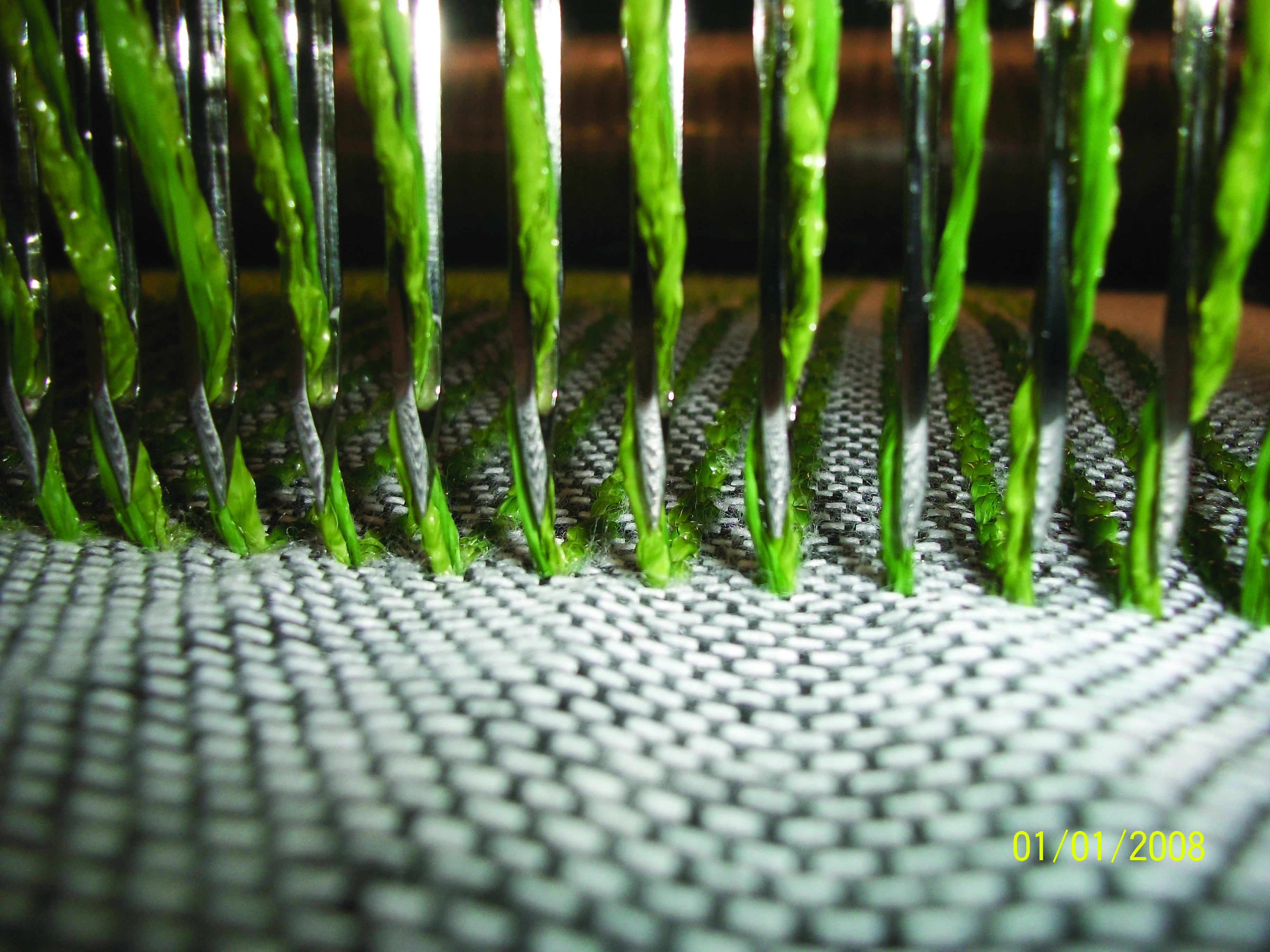 是什么造成人造草的價(jià)格持續(xù)下降呢？