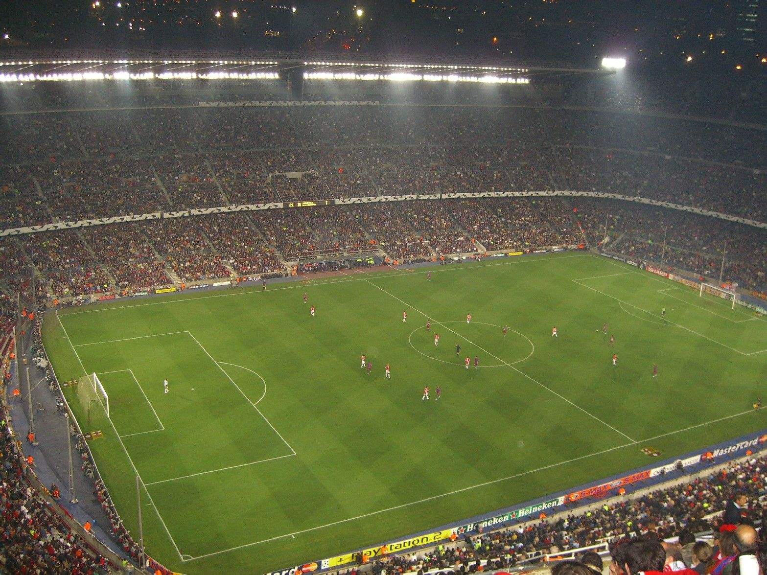 為什么人造草坪足球場(chǎng)草坪顏色間隔不一樣呢？