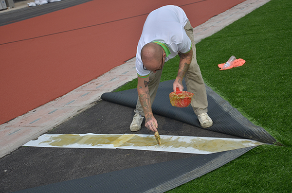 人工草坪的鋪設(shè)需要掌握什么技巧和竅門呢？