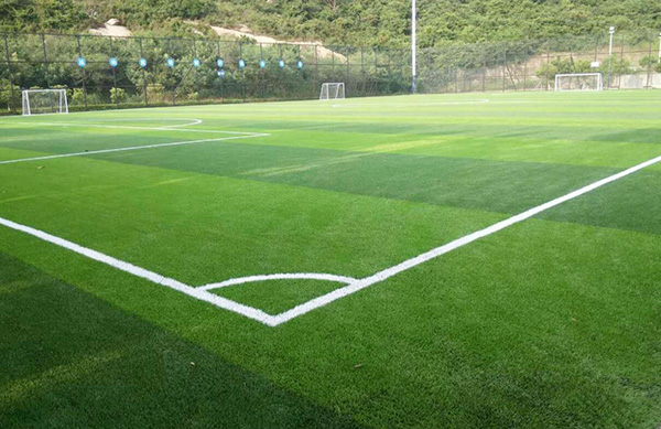 人工草皮和天然草皮后期養(yǎng)護(hù)有那些區(qū)別？