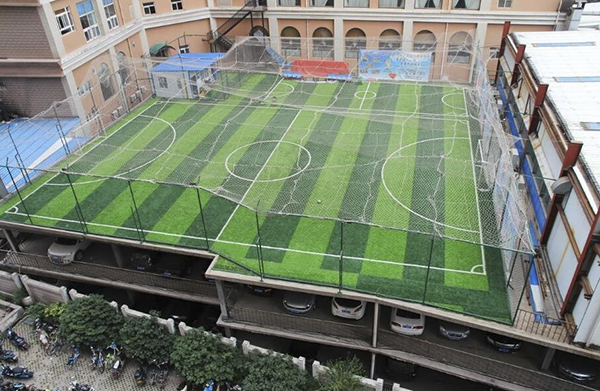 為什么籠式人造草坪足球場(chǎng)更適合用在樓頂呢？