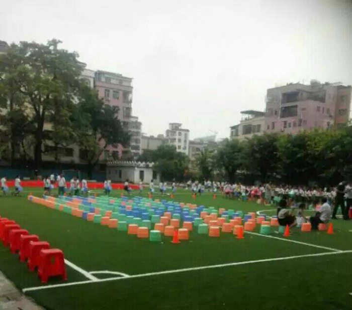 免填充人造草坪為什么能被幼兒園客戶看中呢？