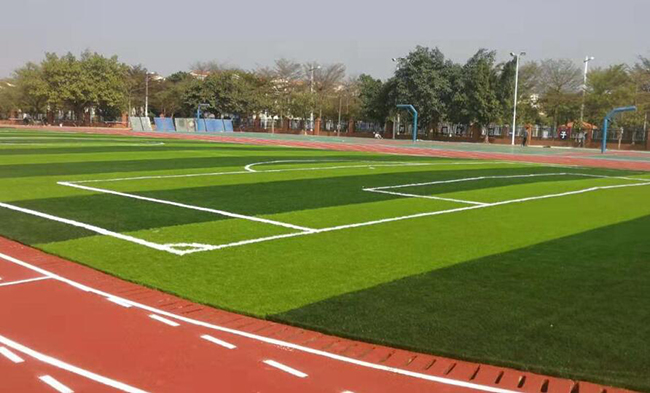 為什么人造草坪比天然草坪運動受傷的概率更高呢？