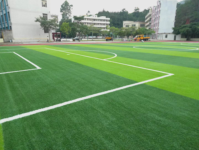 如何選擇人工草坪廠家，才能確保草坪品質(zhì)