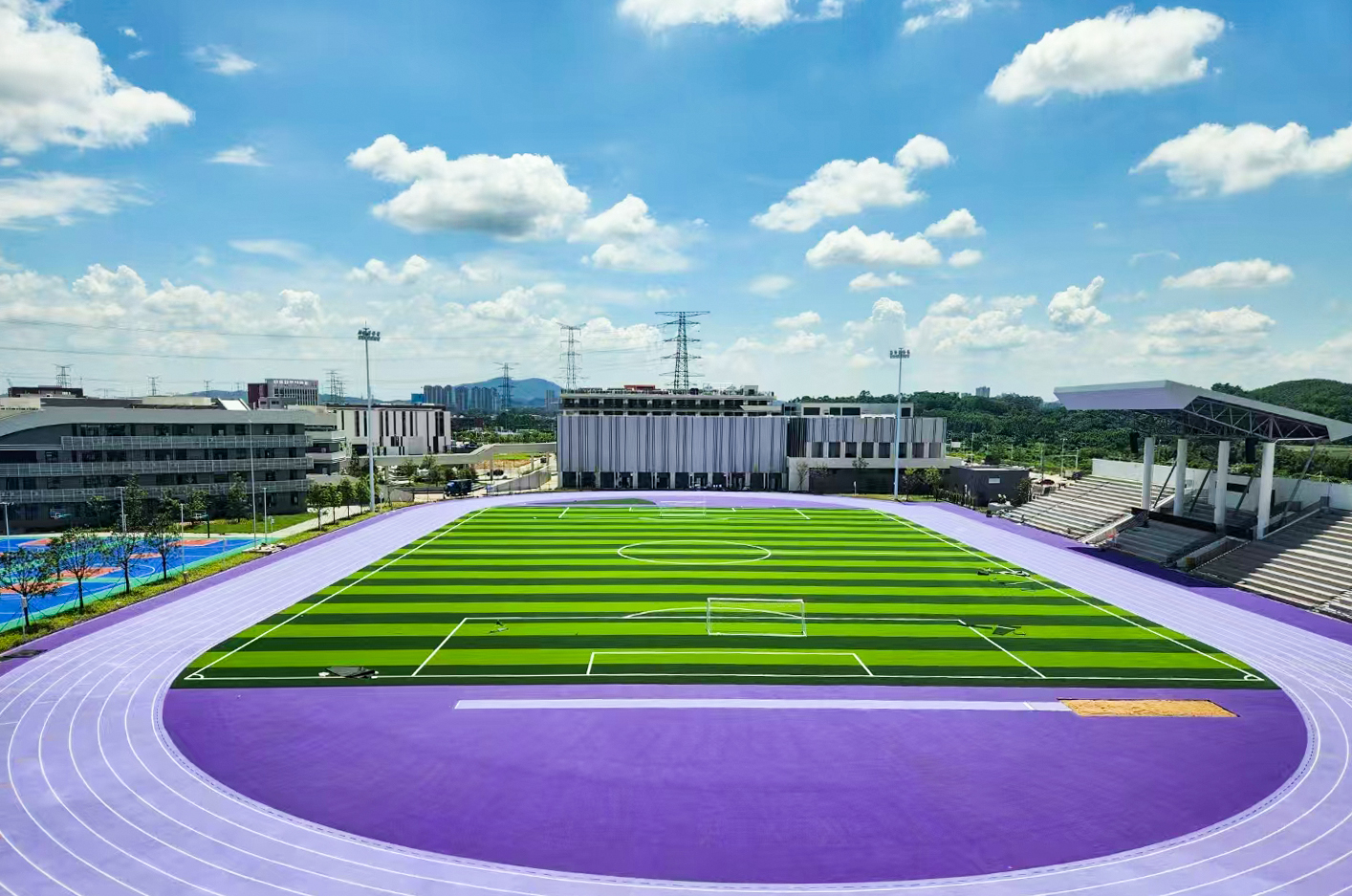 美如畫！被這個學校的足球場驚艷到了